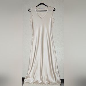 V-Day Date Night 🥂 Parker & Rowe Champagne Satin Maxi Dress